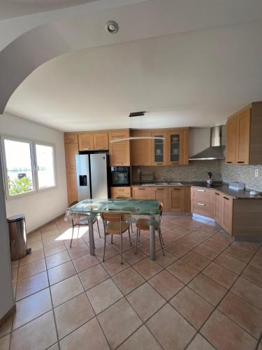 une cuisine avec une table au milieu dans l'établissement Via mezza, à Nice