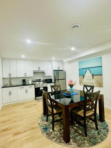 Kuchyň nebo kuchyňský kout v ubytování Luxury Basement Suite