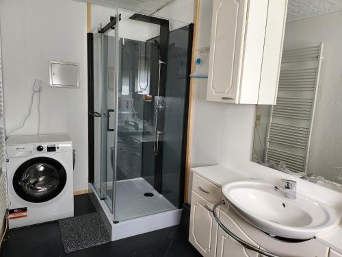 Bilik mandi di Schellis Gästezimmer