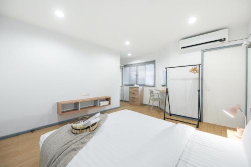 a bedroom with a large white bed and a window at Spacious 4BRTownhouse BTS Onnut 10 Sleeps with Parking in Amphoe Phra Khanong