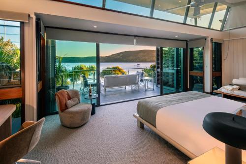 ハミルトン島にあるYacht Club Villa 6 On Hamilton Island - oceanviews, 2 x buggies & valet serviceのベッドがあり海が見える寝室