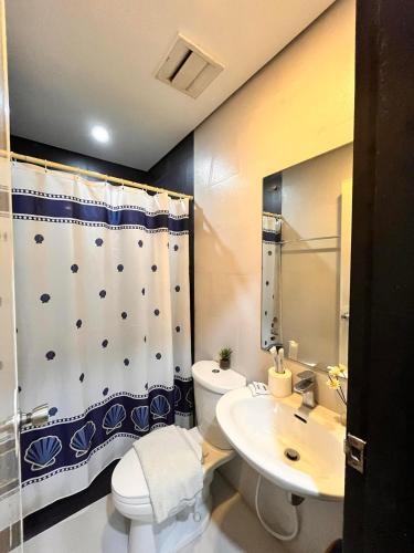 a bathroom with a toilet and a sink at Casita Isla Beach Inn in Boracay