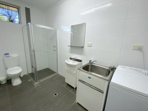 埃克斯茅斯Getaway Villas Unit 3812的带水槽和马桶的白色浴室
