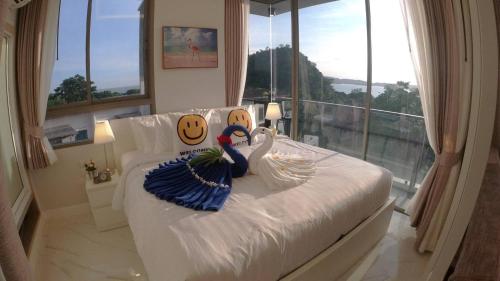 ein Schlafzimmer mit einer Schwanendekoration auf einem Bett in der Unterkunft Rocco 513 - Corner 1 bedroom Serviced Apartment with Seaview in Ao Nang 