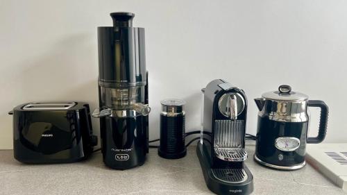 un mixeur et autres appareils disposés sur un comptoir dans l'établissement Paris 17 Champs-Élysées, à Paris