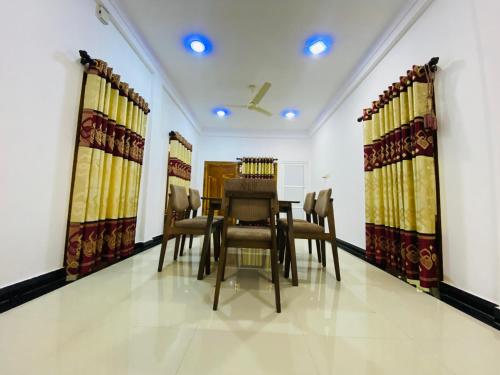 een eetkamer met een tafel en stoelen bij Columbus villa in Jaffna