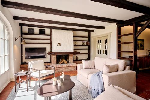 a living room with a couch and a fireplace at Reetdach-Villa mit Blick in die Natur - 160m² Entspannung pur in Jersbek
