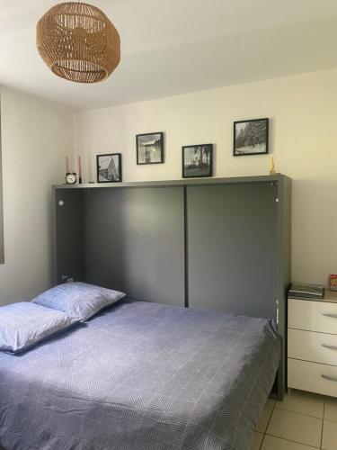 - une chambre avec un lit et une étagère sur le mur dans l'établissement Studio au pied des pistes et des Cures, à Mont-Dore
