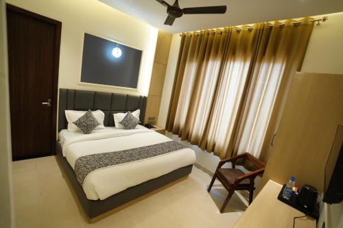 Ένα ή περισσότερα κρεβάτια σε δωμάτιο στο HOTEL CASA ROYALE