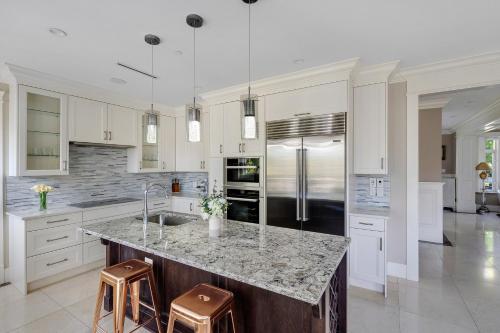Η κουζίνα ή μικρή κουζίνα στο Luxurious Multi-Family Home in Vancouver West, 10 Mins Downtown