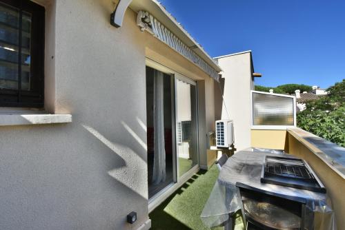 d'un balcon avec une fenêtre. dans l'établissement Appartement résidence EUREKA T2-piscine-parking, au Cap d'Agde