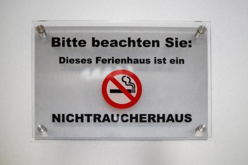 a sign that reads bite beater kitchen site on a wall at Ferienhaus Nordsee-Chalet in Bensersiel