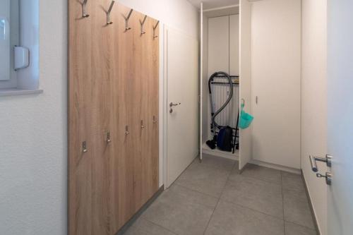 a hallway with a row of lockers in a room at Ferienhaus Nordsee-Chalet in Bensersiel