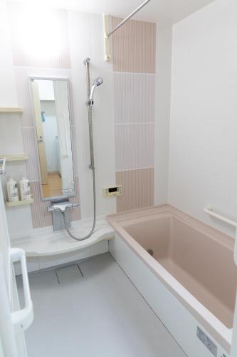 Ένα μπάνιο στο LN19 Nouvell Maison 2024年open三宮駅徒歩8分駐車場付20名宿泊可能な4LDK貸切ハウス