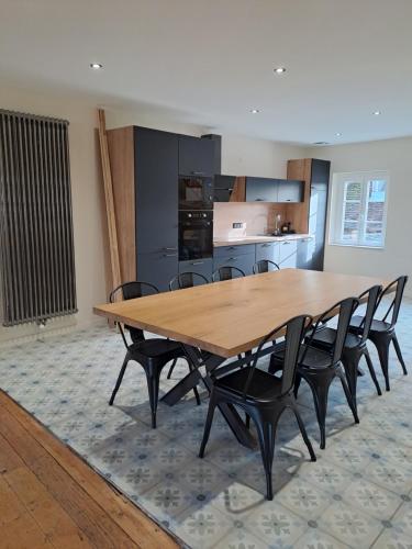 - une table et des chaises en bois dans la cuisine dans l'établissement Charme au milieu de l'histoire, à Autun