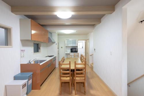 Η κουζίνα ή μικρή κουζίνα στο LN19 Nouvell Maison 2024年open三宮駅徒歩8分駐車場付20名宿泊可能な4LDK貸切ハウス