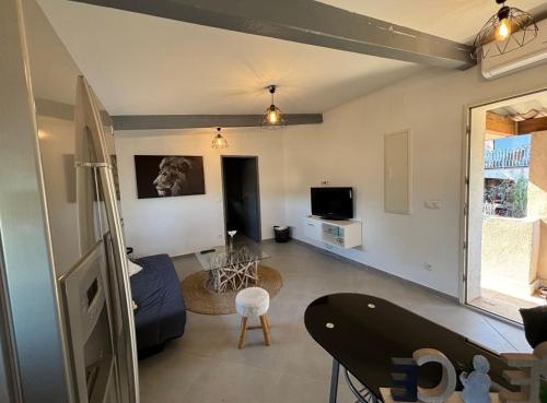TV a/nebo společenská místnost v ubytování Charmant haut de villa Six-Fours-les-Plages