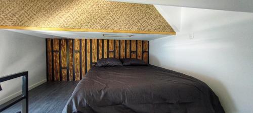 une chambre avec un lit dans une pièce dans l'établissement Studio avec jardin, à Six-Fours-les-Plages