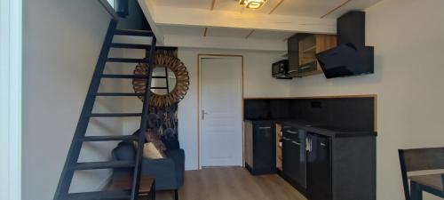 une pièce avec un escalier en colimaçon et une cuisine avec une porte dans l'établissement Studio avec jardin, à Six-Fours-les-Plages