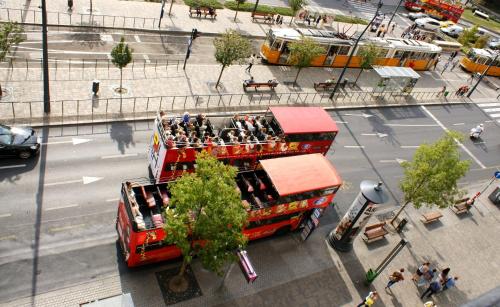 ein Doppeldeckerbus fährt eine Stadtstraße entlang in der Unterkunft SuperCentral Apartment in Budapest