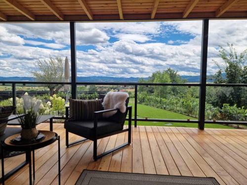 Ein Balkon oder eine Terrasse in der Unterkunft Johannesbachklamm Chalet - Hot Tub und Panoramablick