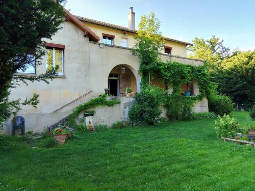 une maison avec une cour devant dans l'établissement Moulin de la Varenne, à Saint-Saturnin