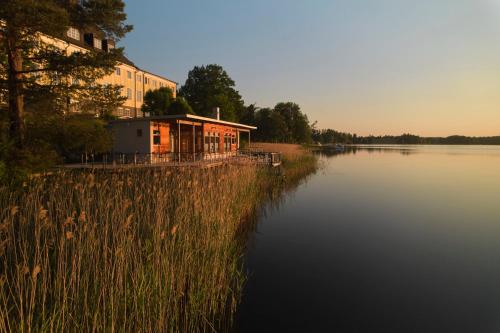 a building sitting on the side of a lake at Rimforsa Strand in Rimforsa