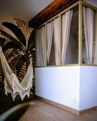 une pièce avec un hamac dans une pièce avec une peinture murale dans l'établissement - Voile -, à Canet