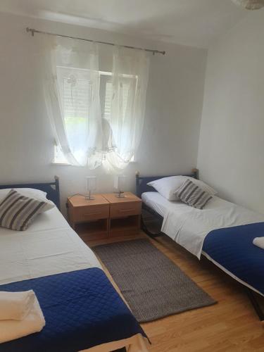 Postel nebo postele na pokoji v ubytování Apartmani Ana i Mia