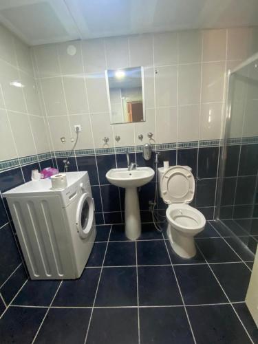 a bathroom with a toilet and a sink at TULİPA SUİTEs TRABZON in Bostancı