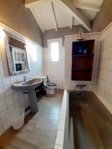 a bathroom with a sink and a toilet at Le Mathi in Fumel