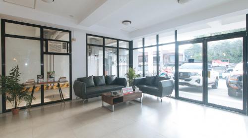Χώρος καθιστικού στο RedDoorz at Traveler Inn Matina