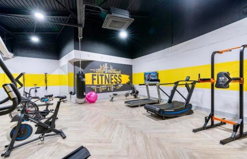 ein Fitnessstudio mit einem Haufen Trainingsgeräte in einem Raum in der Unterkunft 1728 at One Thibault in Kapstadt