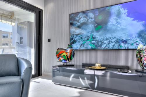 Μια τηλεόραση ή/και κέντρο ψυχαγωγίας στο Luxury 4 Stars Apt Croisette