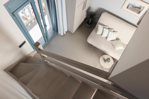 una vista sul soffitto di una scala con una sedia e un divano di Alas ad Argásion