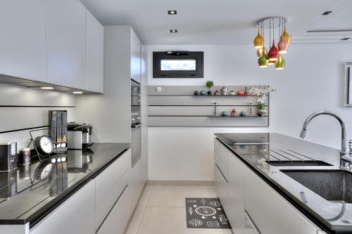 Η κουζίνα ή μικρή κουζίνα στο Luxury 4 Stars Apt Croisette