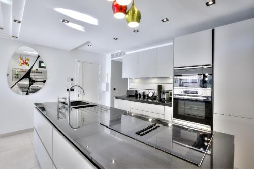 Η κουζίνα ή μικρή κουζίνα στο Luxury 4 Stars Apt Croisette