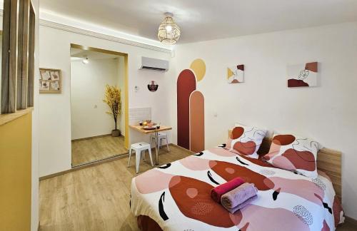 - une chambre avec un lit et une couverture à motifs de vache dans l'établissement Tout confort ! Centre-ville, Climatisation, Parking, Wifi, Calme, TV, à Carcassonne