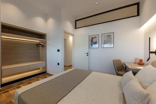 Postel nebo postele na pokoji v ubytování Hot Tub - 5 min to Beaches - Netflix - Full Kitchen