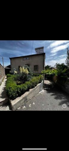 Un edificio con muchas plantas en el frente. en Халбед, en Armavir