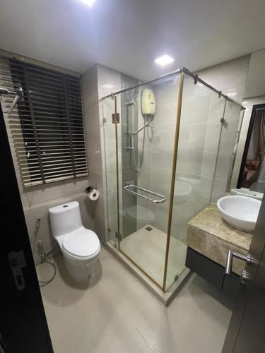 Bilik mandi di The High One Condominium