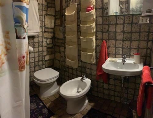 a bathroom with a toilet and a sink at Cottage Milvia piscina privata rifugio romantico vicino al mare in Tortoreto Lido