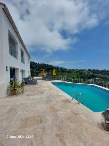 une piscine devant un immeuble dans l'établissement Family Home - Between Monaco, Menton & Gorbio - Beautiful, à Gorbio