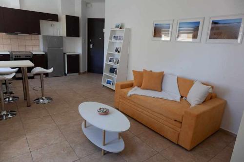 una sala de estar con un sofá y una mesa en Photo gallery apartment, en Kavala
