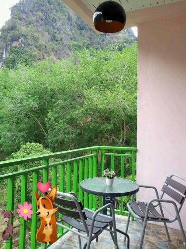 a patio with a table and chairs on a balcony at โรงแรมตะวันไท in Ban Krabi Yai