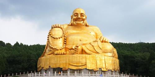 a large golden statue of a man at Crowne Plaza Jinan Runhua by IHG in Jinan