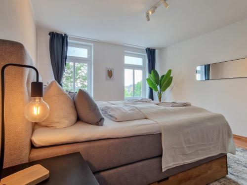 een slaapkamer met een bed, een bank en een raam bij RR - NEW - Apartments Kappel - 85qm - Lift - WIFI in Chemnitz