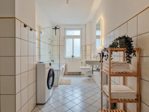 een badkamer met wastafel en wasmachine bij RR - NEW - Apartments Kappel - 85qm - Lift - WIFI in Chemnitz