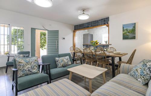 un salon avec un canapé et une table dans l'établissement Cozy Home In Villanueva Del Río Y M, à Villanueva del Río y Minas