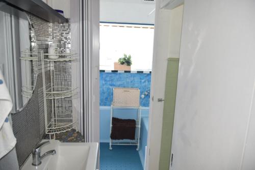 a bathroom with a sink and a mirror at EMS Enoshima クラシックゲストハウス 寝室は個室 犬OK in Fujisawa